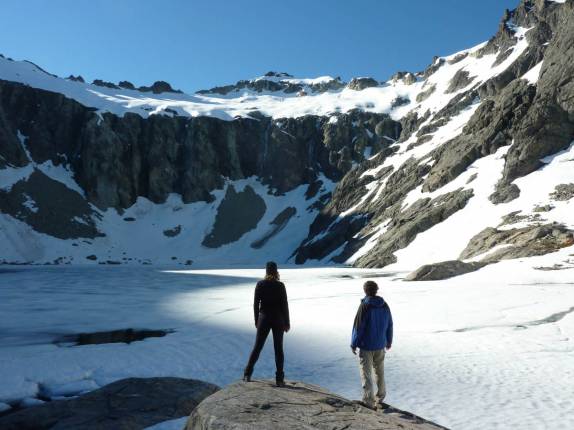 Admirando a beleza da Laguna Témpanos, 45 minutos acima do refúgio San Martín, região de Bariloche, na Argentina